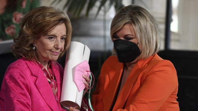 María Teresa Campos junto a su hija Terelu en su último acto público, en marzo de 2022, en Sevilla.