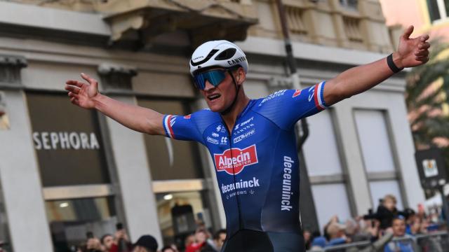 Van der Poel celebra su victoria en la Milán-Sanremo.
