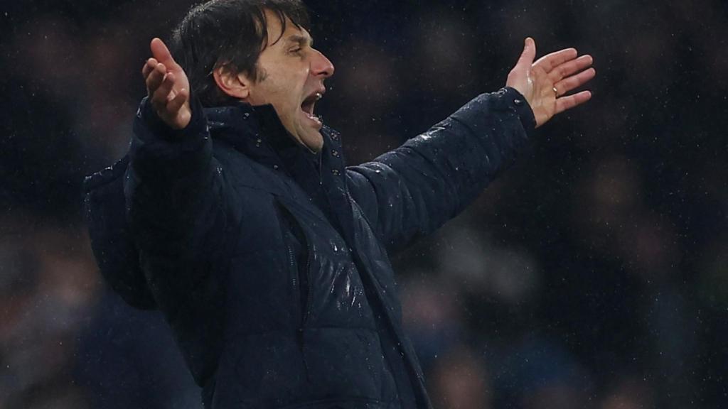 Conte, enfadado desde el banquillo.
