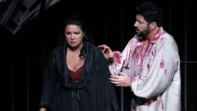 La soprano rusa Anna Netrebko, y su marido, el tenor Yusif Eyvazov, cantando 'Tosca' en el Teatro Real en 2021. Foto: Javier del Real