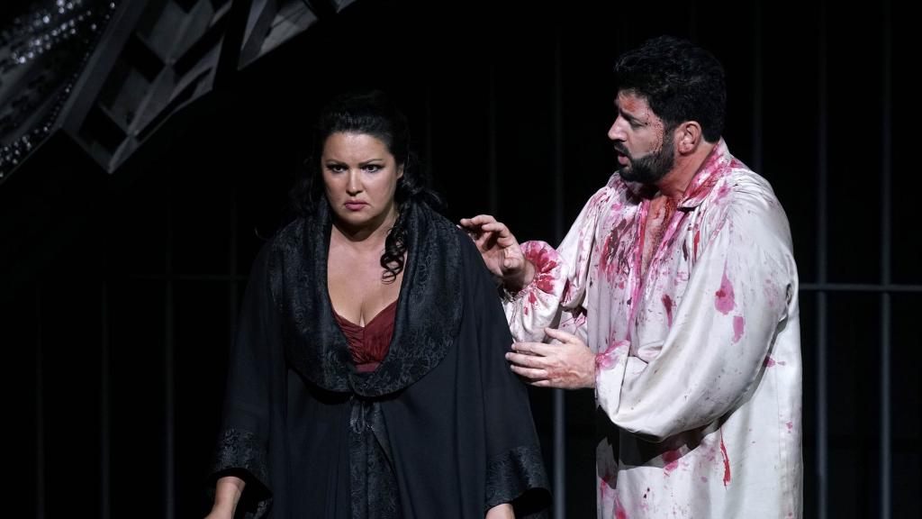 La soprano rusa Anna Netrebko, y su marido, el tenor Yusif Eyvazov, cantando 'Tosca' en el Teatro Real en 2021. Foto: Javier del Real