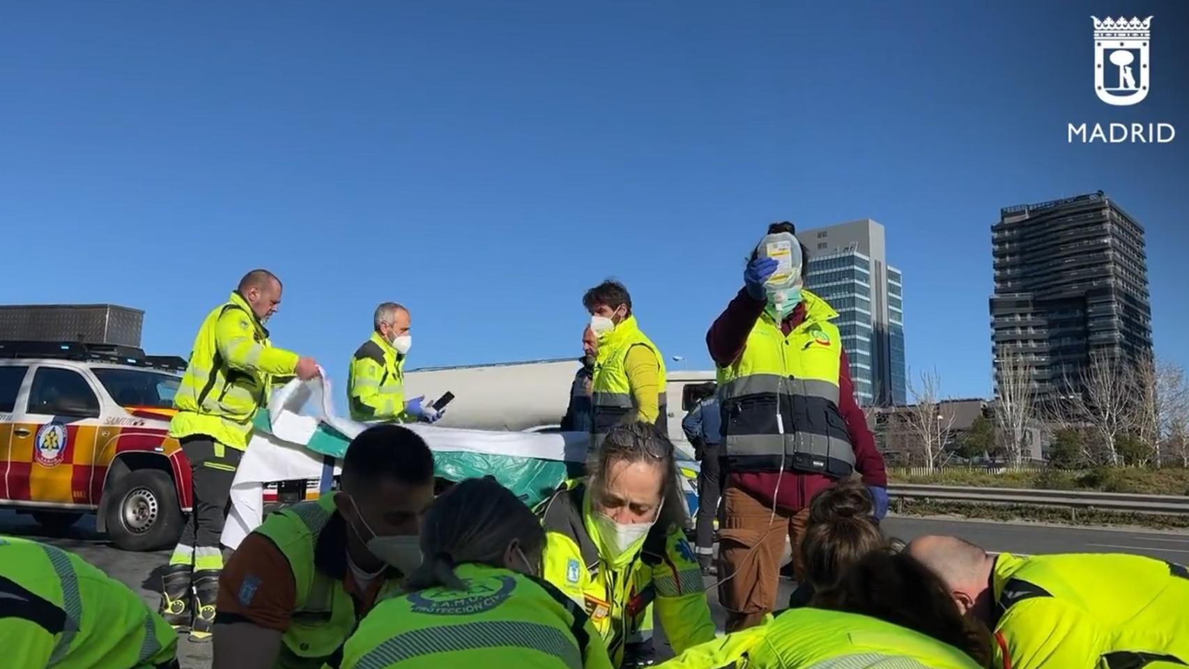 Efectivos sanitarios en el lugar del accidente en la M-11, en Madrid.