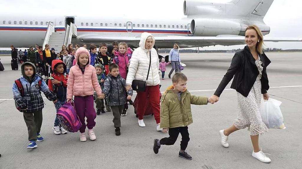 María Lvova-Belova, en octubre de 2022 con un grupo de niños deportados desde Mariúpol.