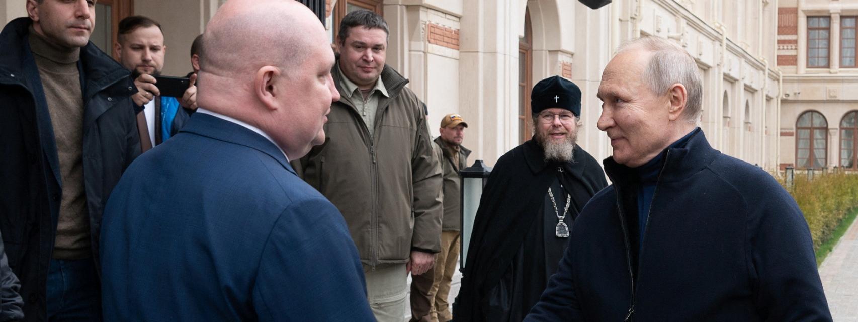 Putin, le da la mano al gobernador de Sebastopol, Mikhail Razvozhayev,  durante una visita a la reserva del museo estatal Tauric Chersonese en Sebastopol, Crimea.