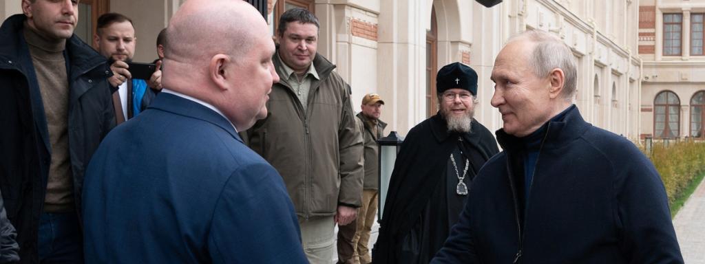 Putin, le da la mano al gobernador de Sebastopol, Mikhail Razvozhayev,  durante una visita a la reserva del museo estatal Tauric Chersonese en Sebastopol, Crimea.