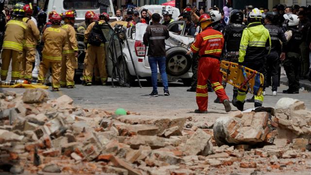Edificios derrumbados a causa del temblor en Cuenca, Ecuador.