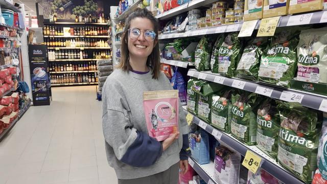 Carmen Barreiro, nutricionista veterinaria, sujetando un pienso para gato en un supermercado.