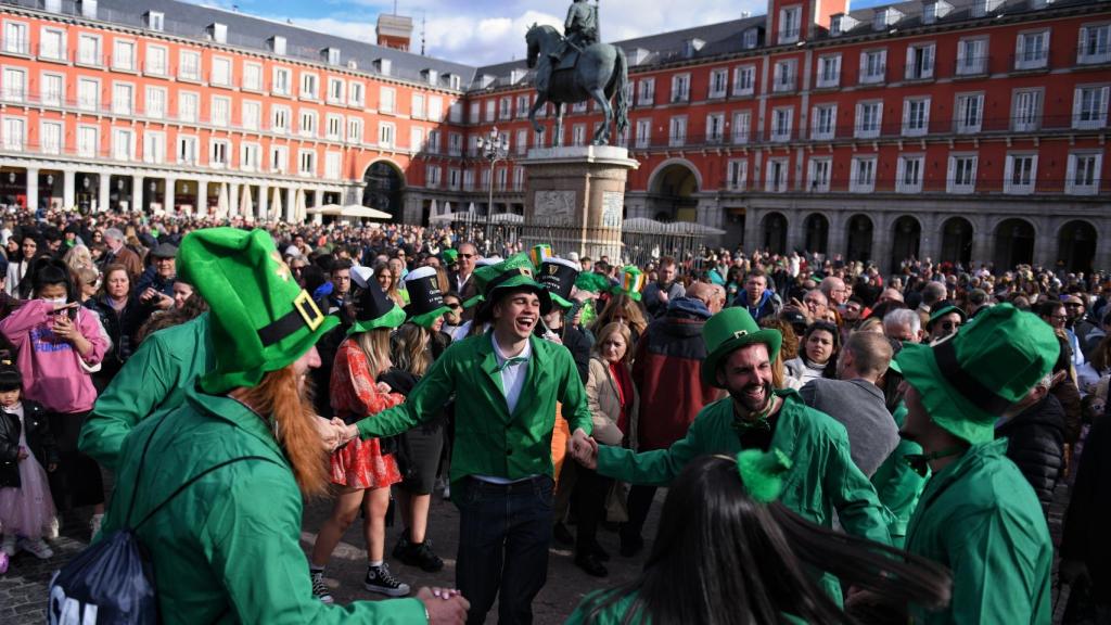 Varias personas vestidas con ropas típicas participan en el desfile de San Patricio, en la Plaza Mayor.