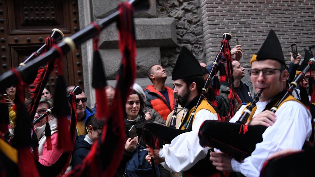 Gaiteros durante el desfile de este sábado en el centro de Madrid.