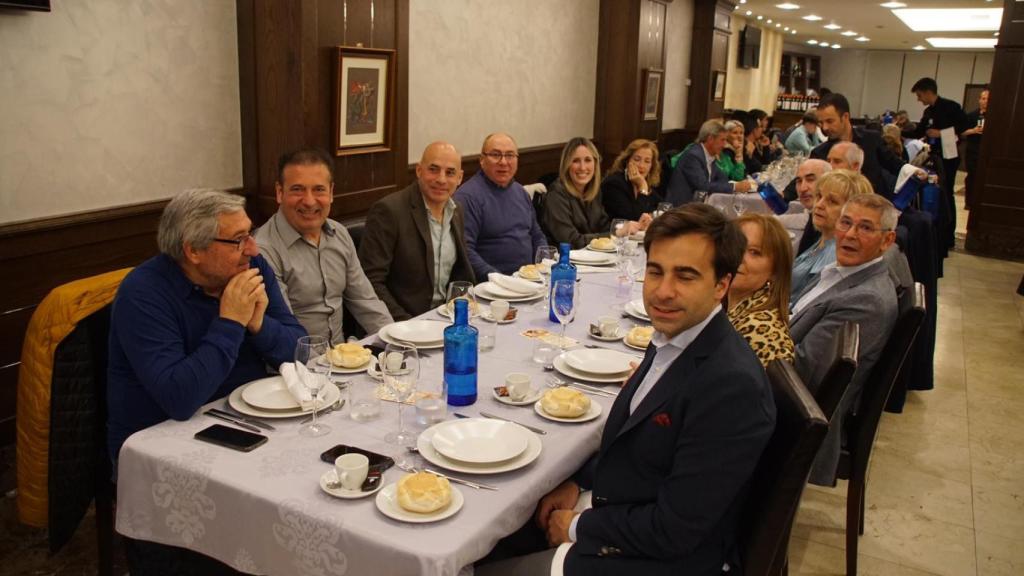 Un grupo de socios con el expresidente Pedro Jiménez, a la derecha