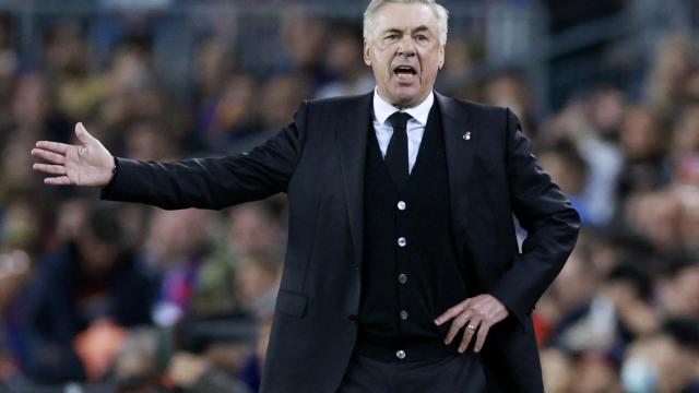 Ancelotti da instrucciones desde el banquillo a los jugadores del Real Madrid.