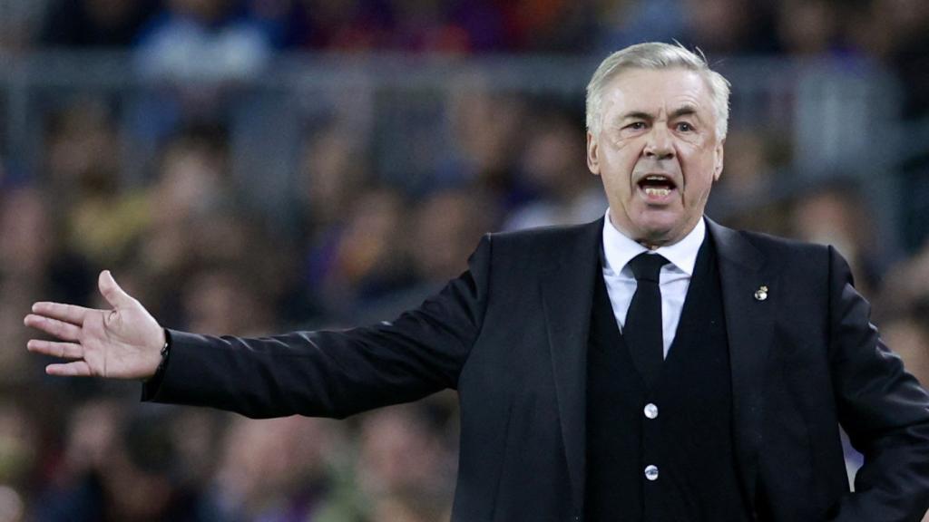 Ancelotti da instrucciones desde el banquillo a los jugadores del Real Madrid.