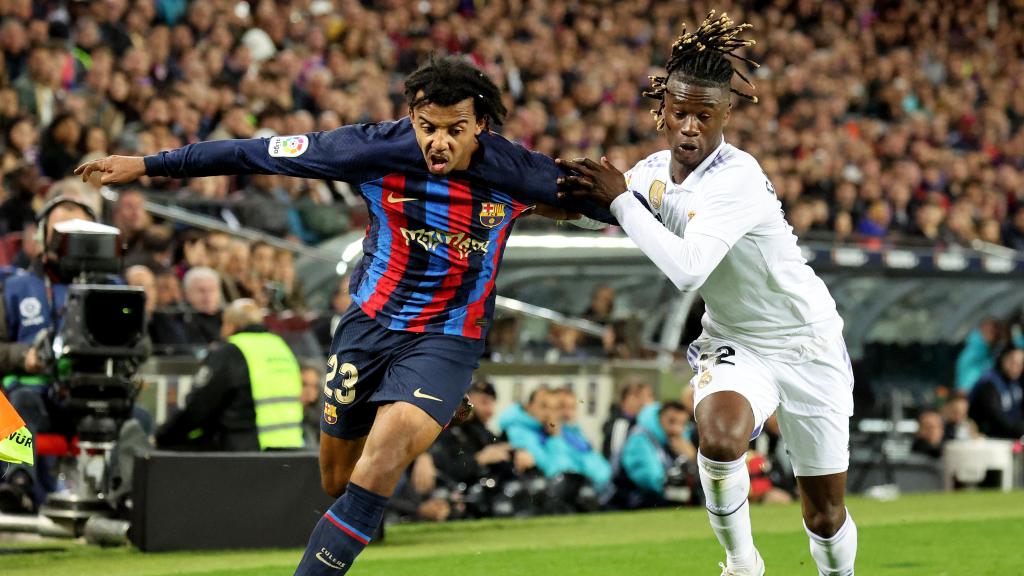 Koundé y Camavinga en un forcejeo.