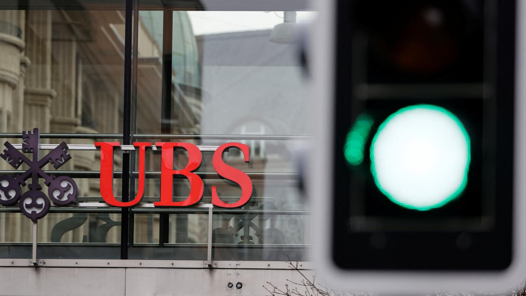 Un semáforo en verde delante de las oficinas de UBS en Suiza.