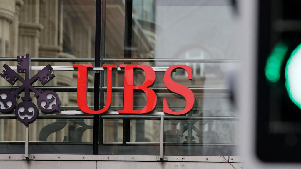 Un semáforo en verde delante de las oficinas de UBS en Suiza.
