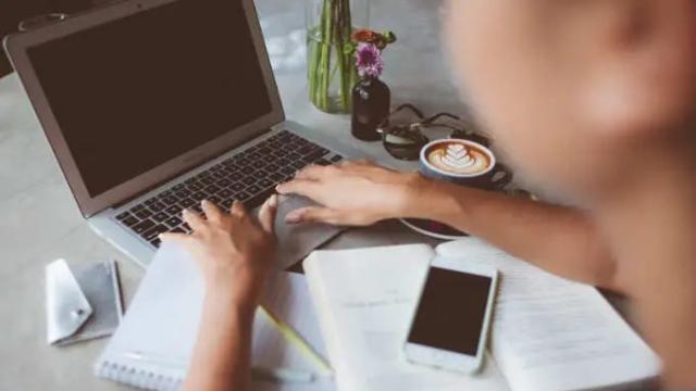 Una persona busca trabajo desde su ordenador.