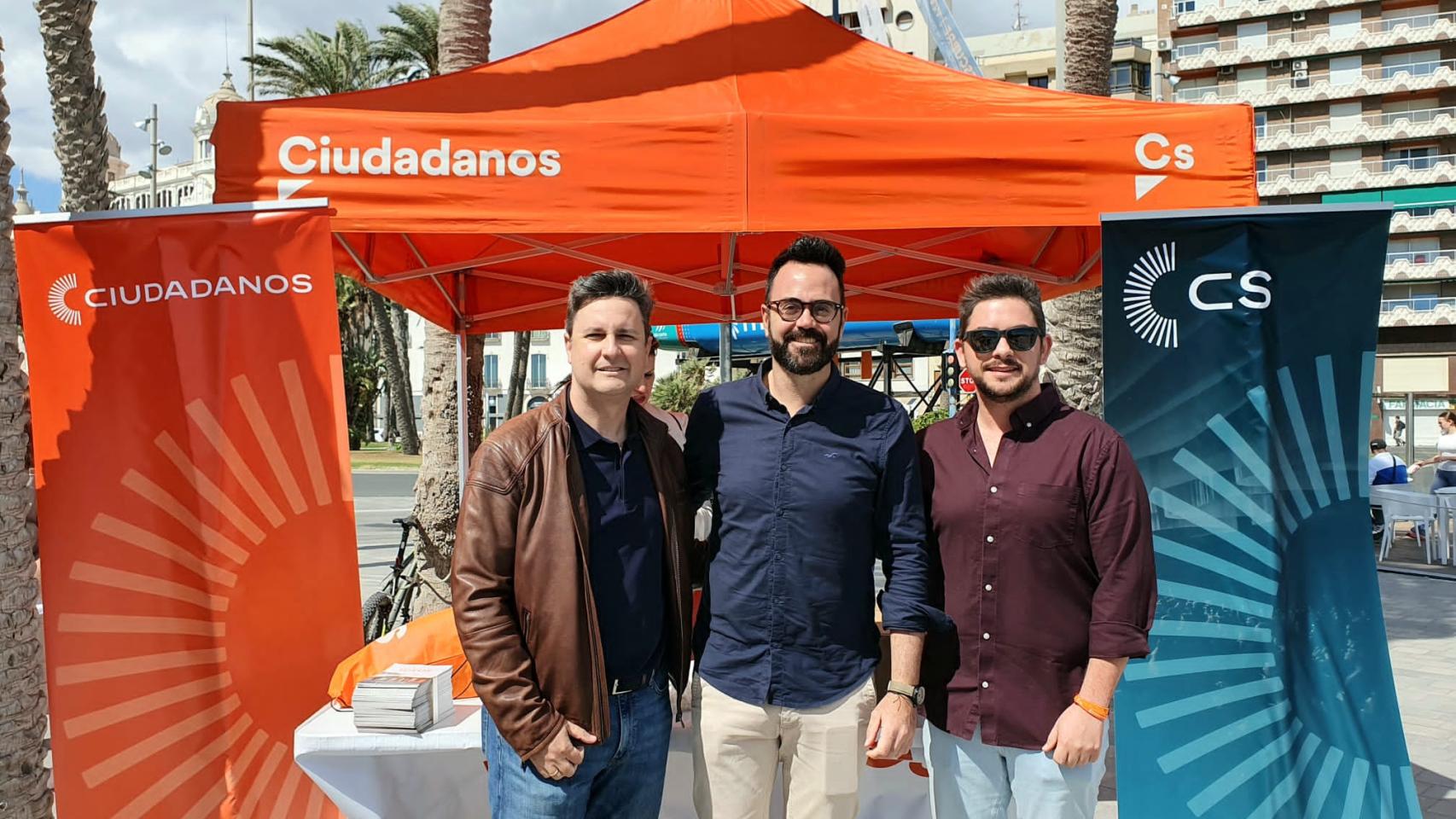 Ciudadanos Alicante, en la playa del Postiguet.