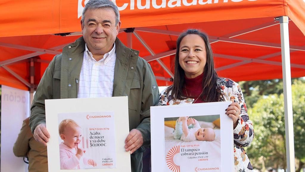 La presidenta de Ciudadanos de Castilla y León y portavoz en el Ayuntamiento de León, Gemma Villarroel, comparece junto al candidato a la Alcaldía de la capital, Justo Fernández