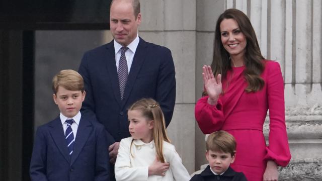 Los príncipes de Gales, Kate Middleton y Guillermo, junto a sus tres hijos, George, Charlotte y Louis, en Londres, en junio de 2022.