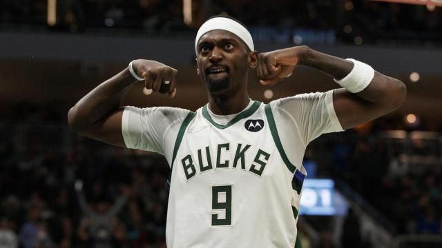 Bobby Portis celebra una canasta con Milwaukee Bucks