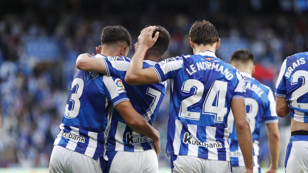 Los jugadores de la Real Sociedad celebran un gol ante el Elche.