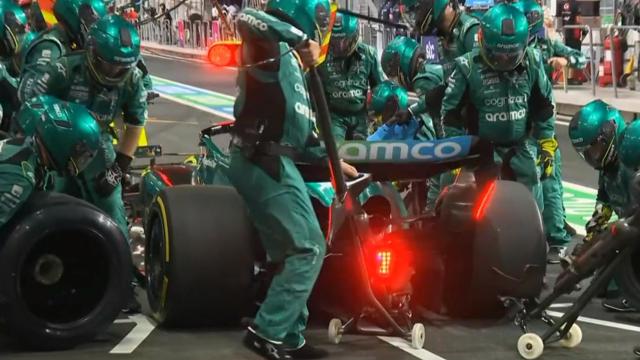 Un mecánico de Aston Martin toca el monoplaza durante la parada