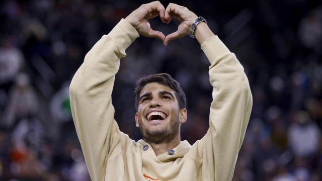 Carlos Alcaraz hace un gesto a la grada en Indian Wells