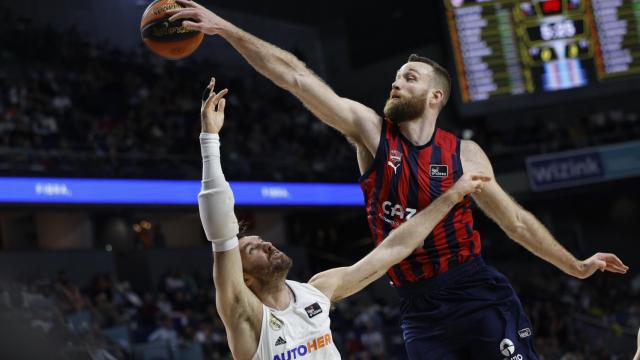 Matt Costello coloca un gran tapón sobre Rudy Fernández