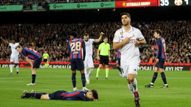 Marco Asensio, señalándose el escudo del Real Madrid.