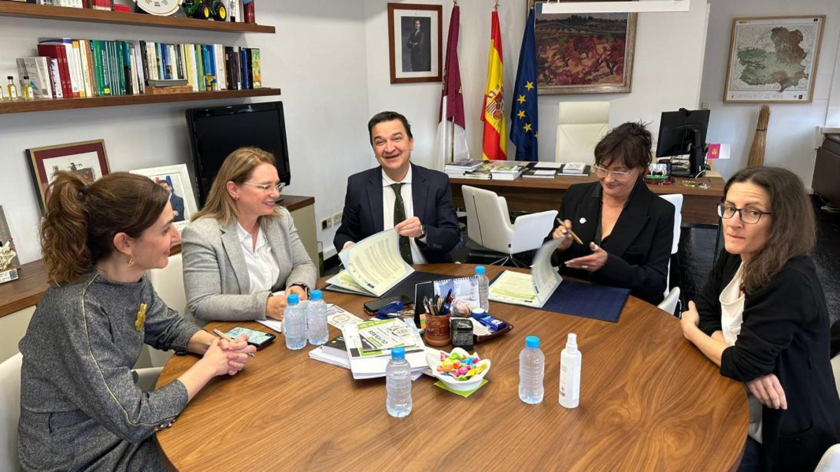 Martínez Arroyo junto a miembros de SEO BirdLife. Foto: JCCM.