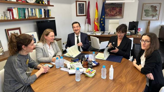 Martínez Arroyo junto a miembros de SEO BirdLife. Foto: JCCM.