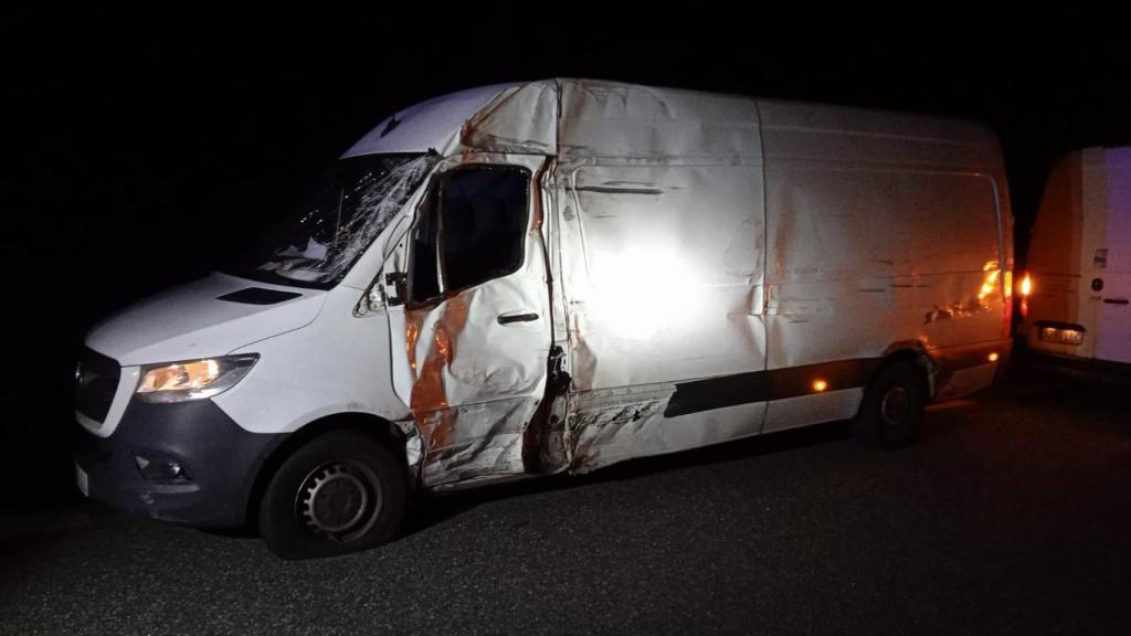 Furgoneta accidentada en la vía