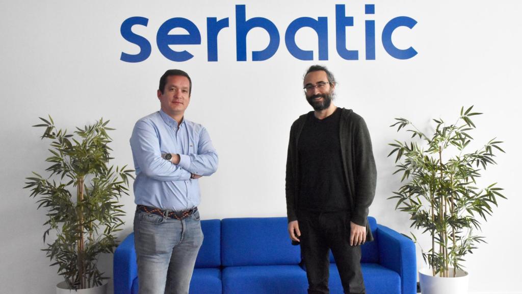 El director de Operaciones de Serbatic, Álvaro González; y el service manager y responsable del Delivery Center Serbatic en Zamora, Robin Piñel