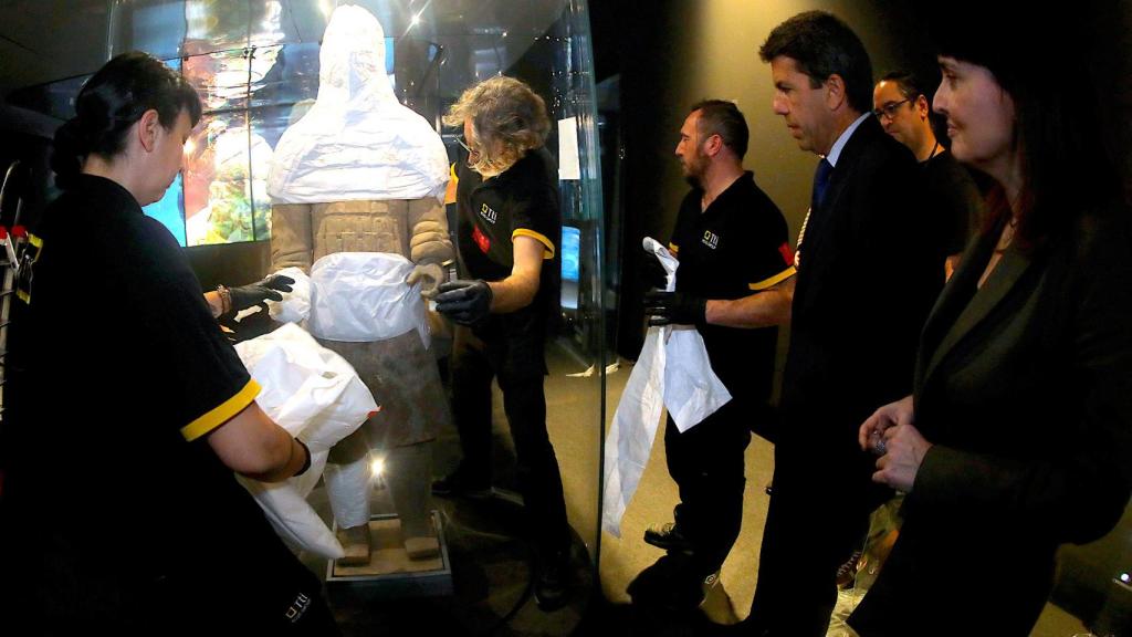 Carlos Mazón en la apertura de las cajas de los Guerreros de Xi'an.