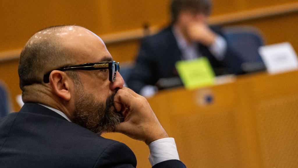 Jordi Cañas (Cs), en el Parlamento Europeo, con Puigdemont al fondo.