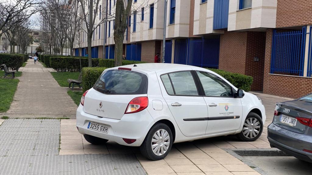 Coche del Ayuntamiento mal aparcado