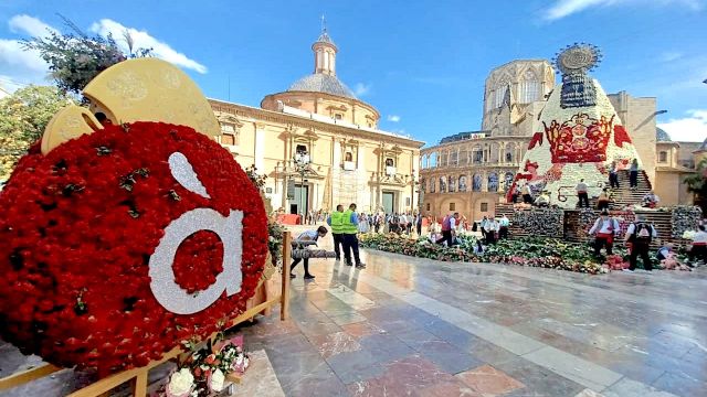 La ofrenda de flores en la plaza del Ayuntamiento de Valencia, uno de los hitos de las Fallas.