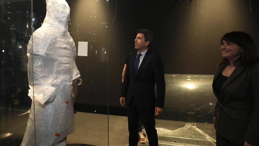 Julia Parra y Carlos Mazón, ayer en la apertura de las cajas de los Guerreros de Xian.