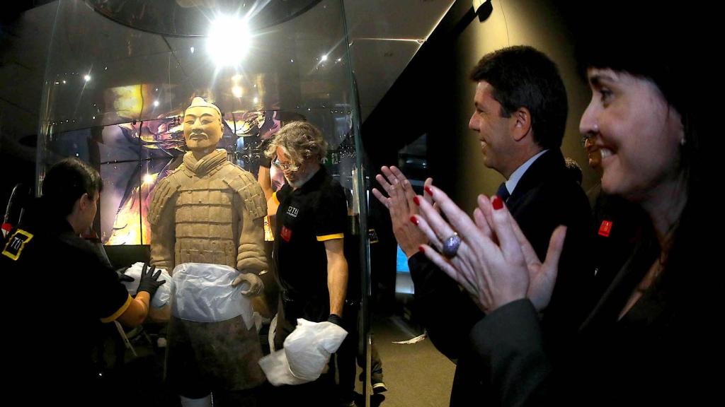 Carlos Mazón y Julia Parra atienden a la apertura de una de las cajas de los guerreros de Xi'an en el Marq de Alicante.