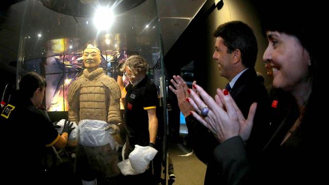 Carlos Mazón y Julia Parra atienden a la apertura de una de las cajas de los guerreros de Xi'an en el Marq de Alicante.