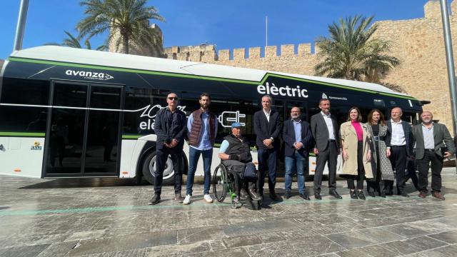 Responsables políticos y del servicio del bus urbanos, este lunes en el Palacio de Altamira con el bus eléctrico.