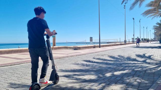 Un joven posa para el fotógrafo del Ayuntamiento de El Campello para visualizar lo que no se debe hacer