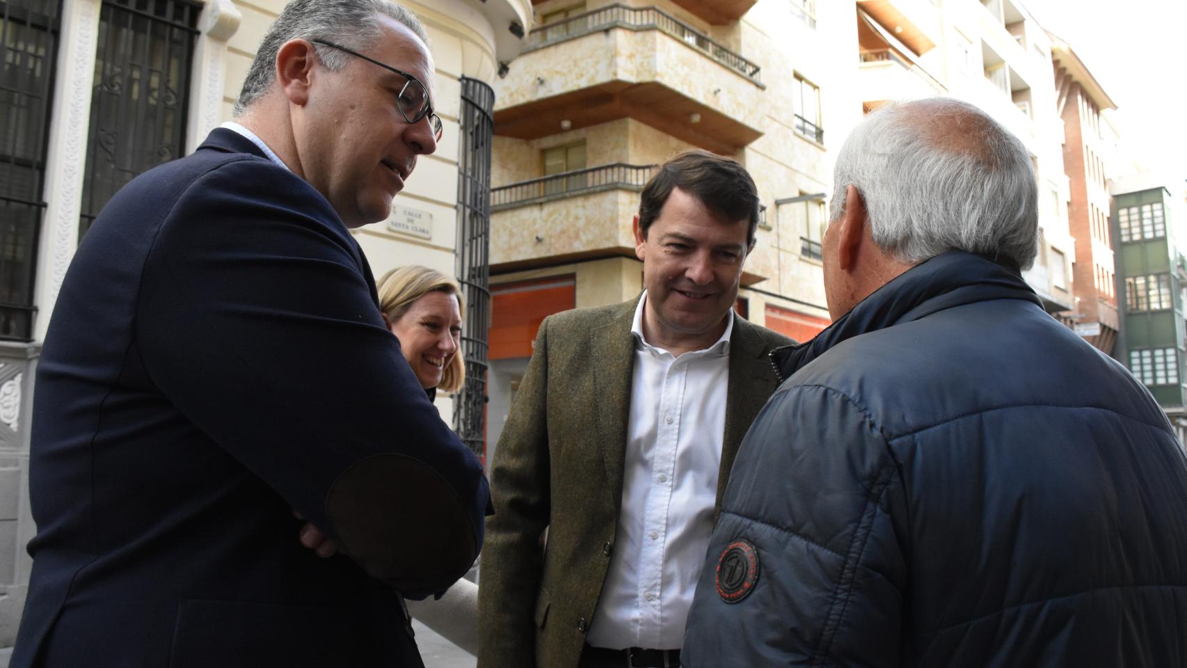 Alfonso Fernández Mañueco y Jesús María Prada hablando con un vecino de Zamora