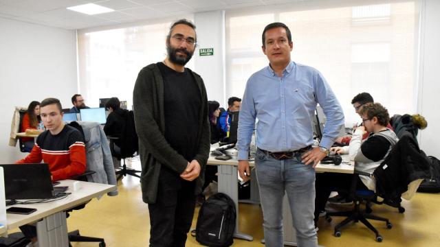El director de Operaciones de Serbatic, Álvaro González; y el service manager y responsable del Delivery Center Serbatic en Zamora, Robin Piñel, en una de las plantas de sus oficinas