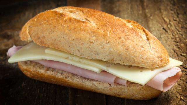 Un bocadillo de jamón de York con queso.