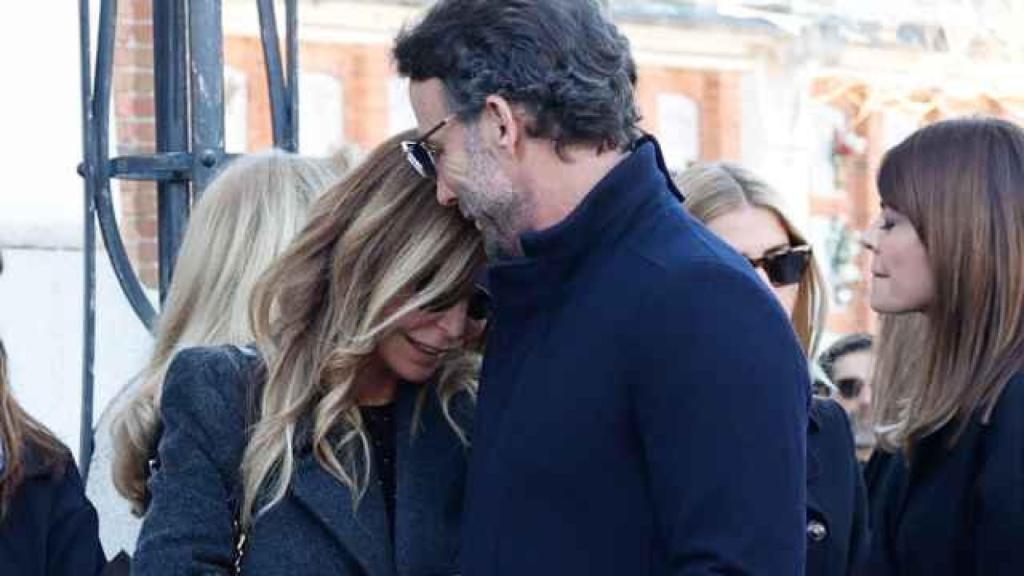 Álvaro Muñoz Escassi y Lara Dibildos, abrazados en el entierro de Laura Valenzuela.