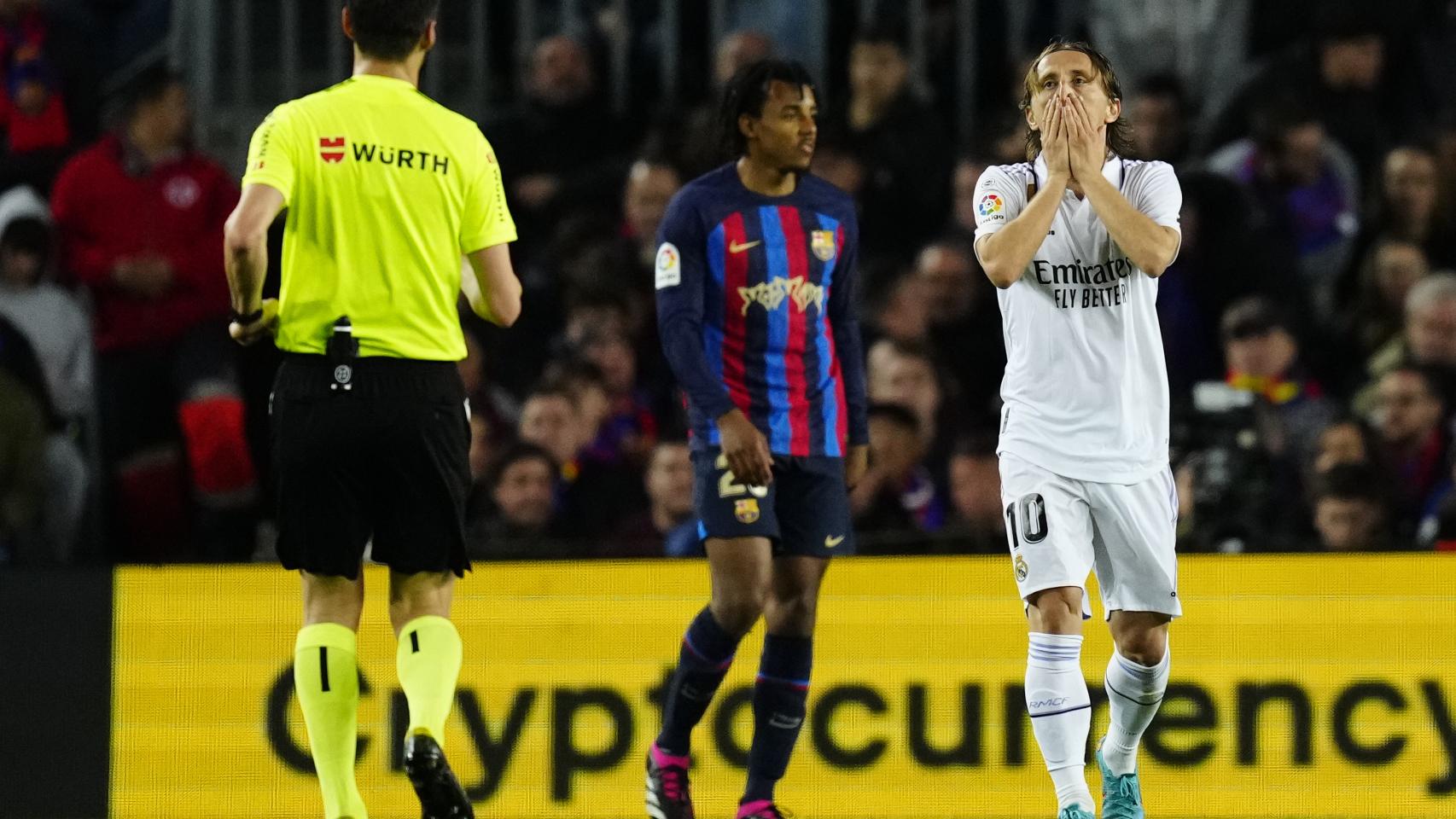 Luka Modric se lamenta con Koundé al fondo y ante la mirada de De Burgos Bengoetxea.