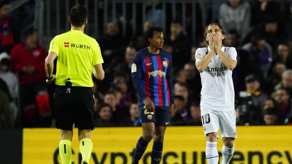 Luka Modric se lamenta con Koundé al fondo y ante la mirada del árbitro De Burgos Bengoetxea.