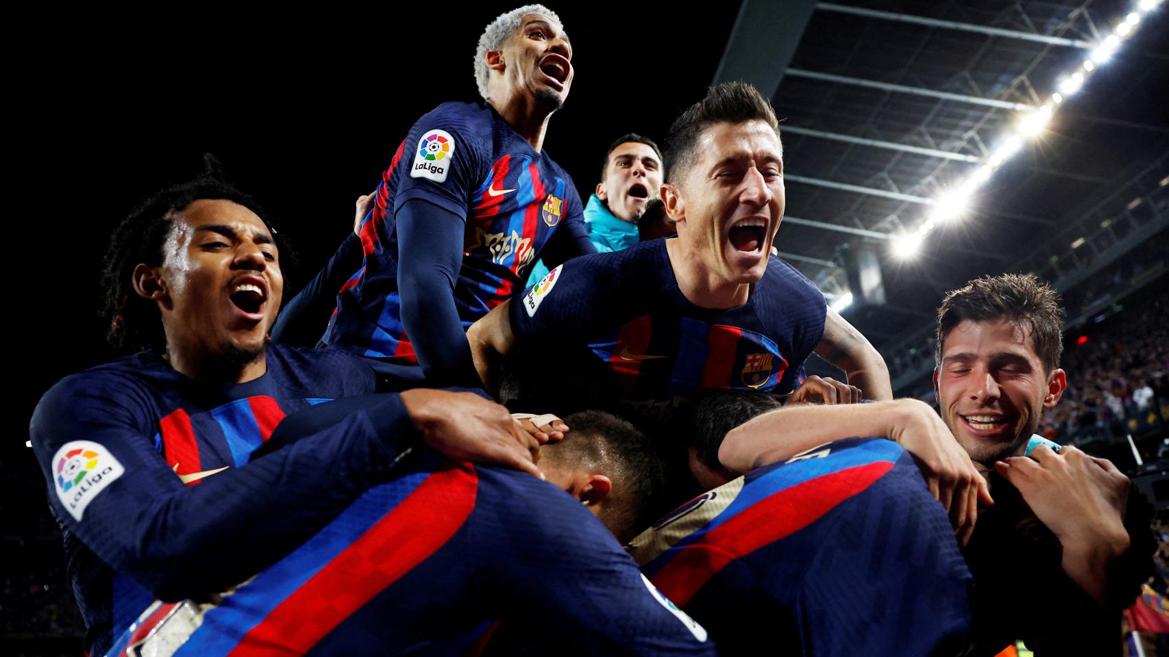 Los futbolistas del Barcelona celebran el triunfo ante el Real Madrid.