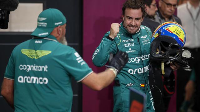 Fernando Alonso, con un miembro del equipo de Aston Martin
